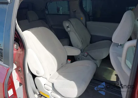 2012 Toyota Sienna Le z USA, uszkodzony, nr VIN 5TDKK3DC7CS253374